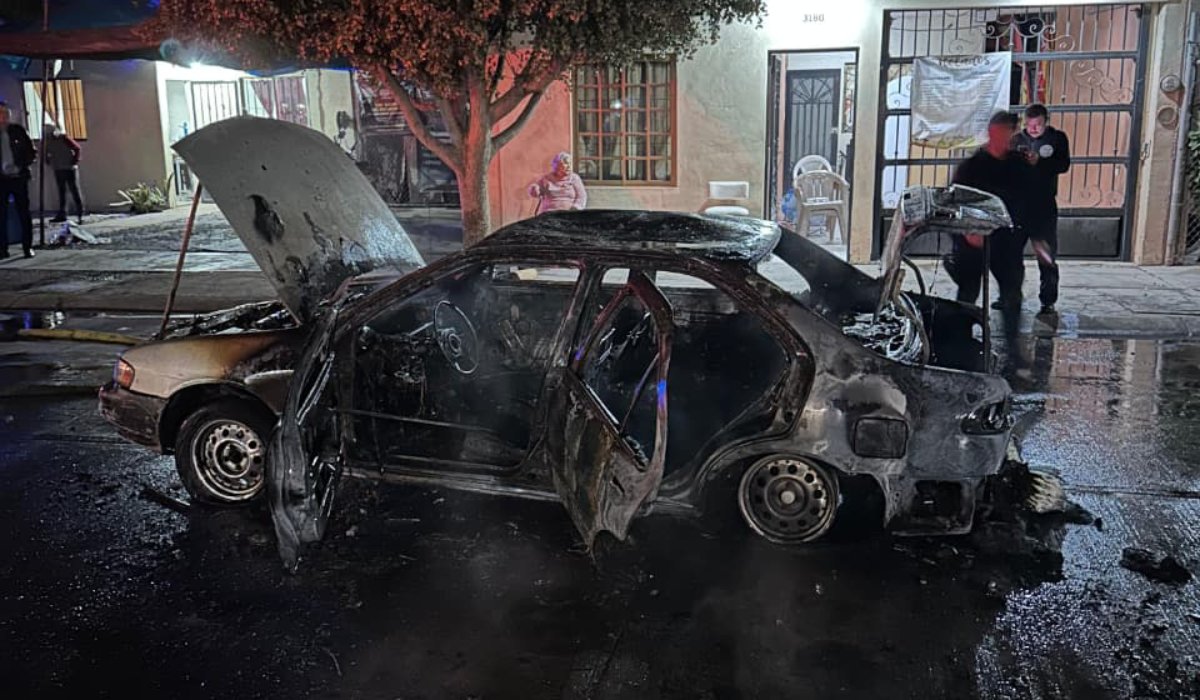 Uso de pirotecnia provoca el incendio de un vehículo en Los Mochis, Sin.
