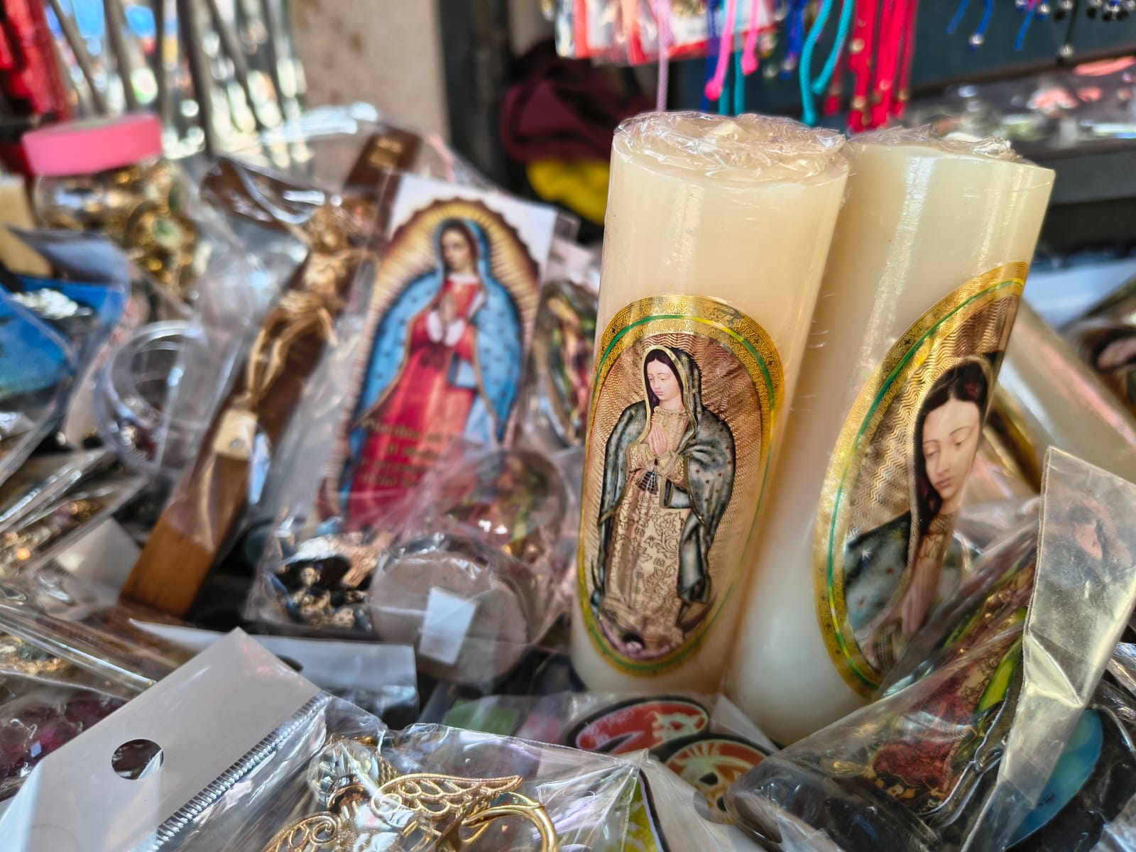 Veladores y figuras de la Virgen de Guadalupe