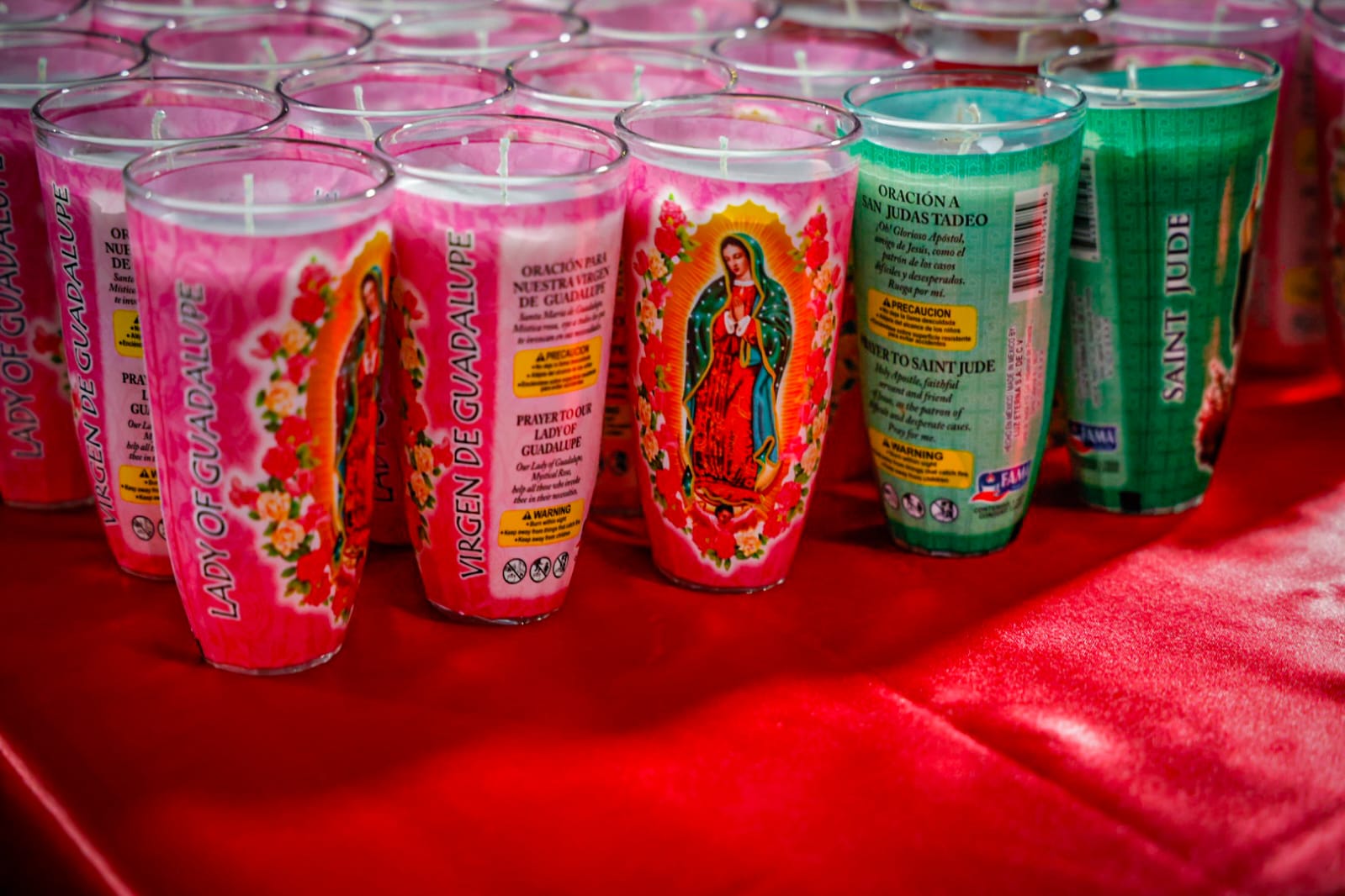 Velas con la imagen de la Virgen de Guadalupe