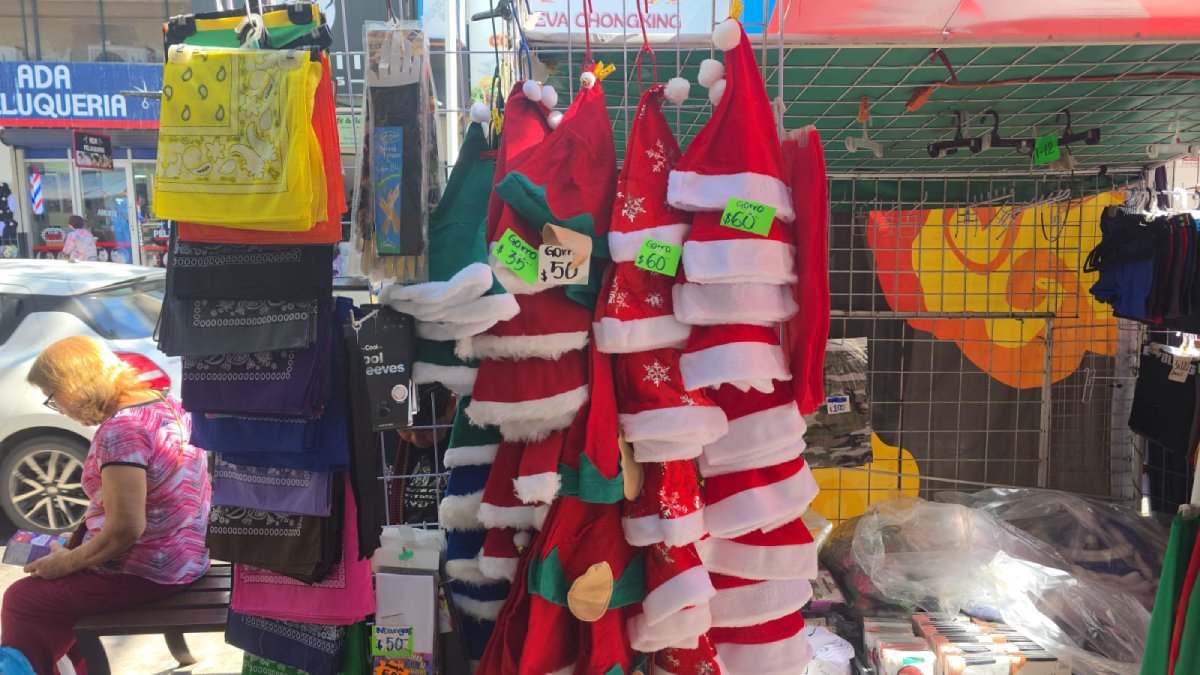 vendedores ambulantes de culiacan listos para la venta navideña gorros