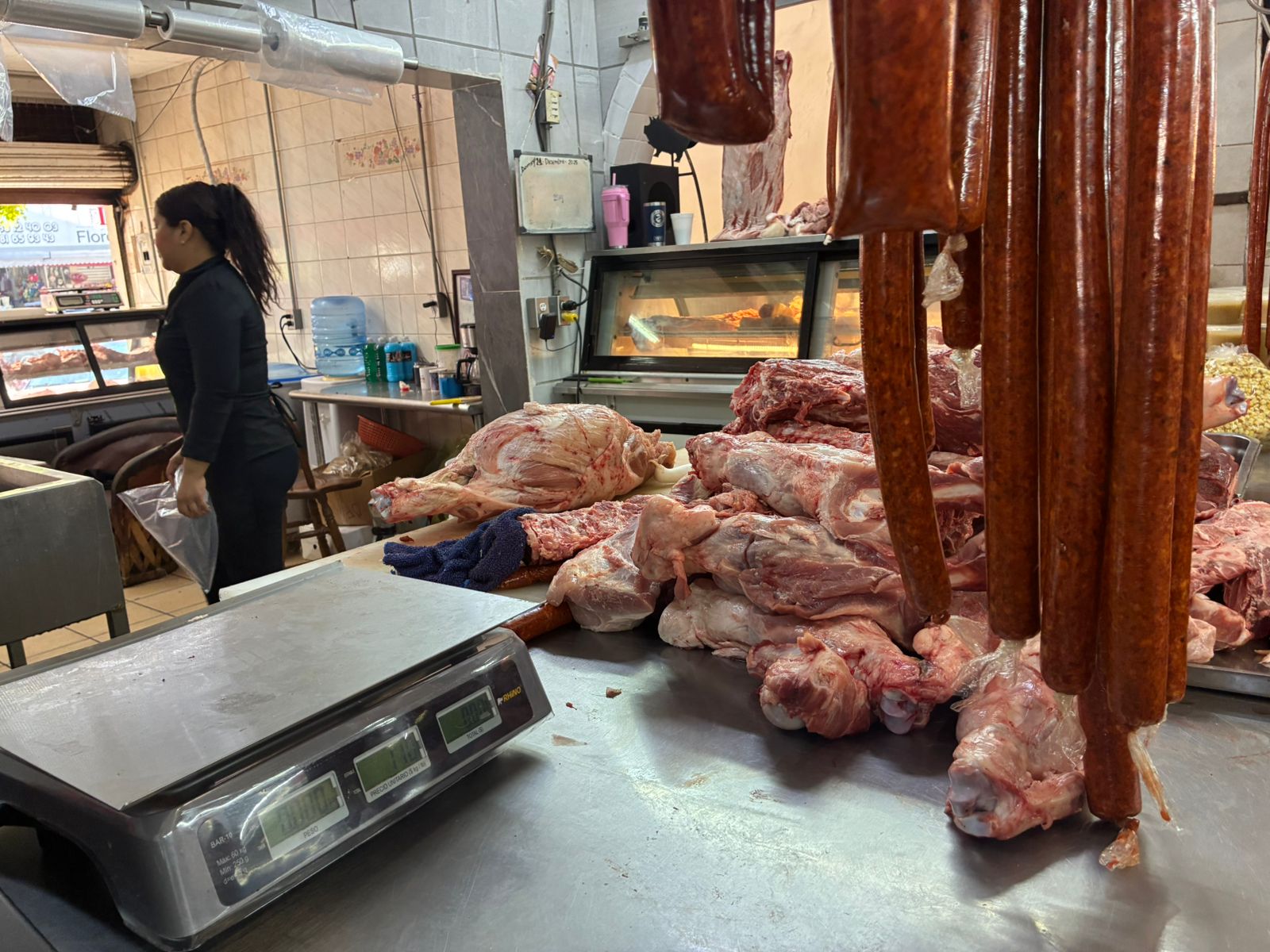 Venta de carne en mercado de Los Mochis