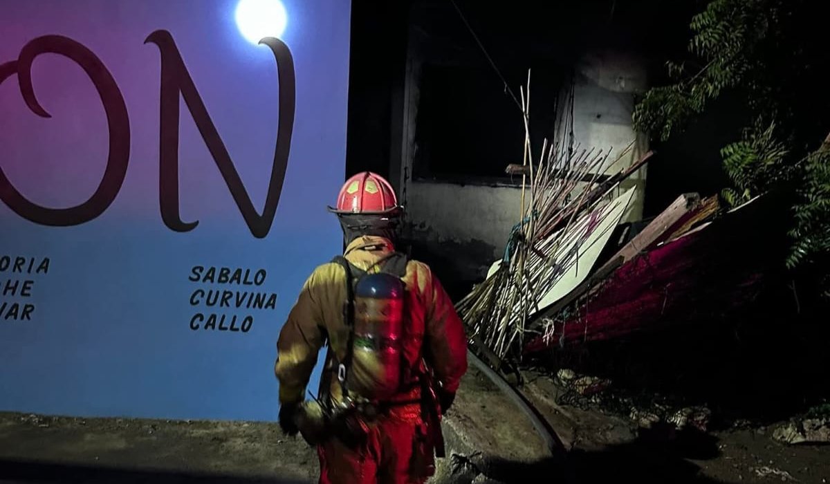 Vivienda se incendia por pirotecnia en Mazatlán, Sinaloa