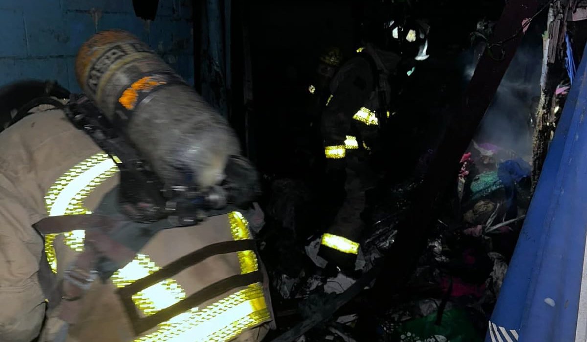 Vivienda se incendia por pirotecnia en Mazatlán, Sinaloa