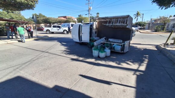 Camioneta de una empresa gasera queda volcada tras choque en la colonia Anáhuac en Los Mochis, Sinaloa