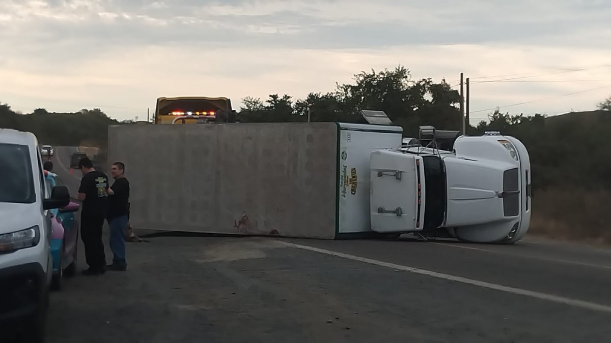 volcadura de trailer en el habal sinaloa lugar