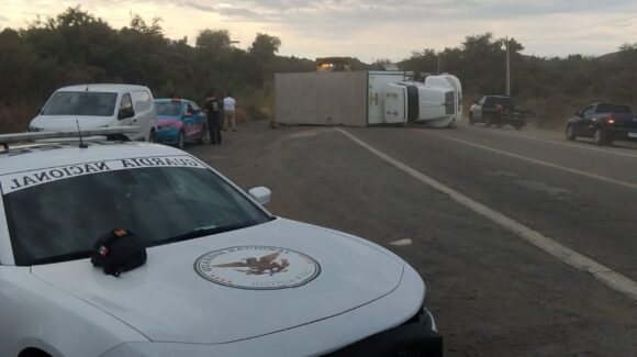 Volcadura de tráiler moviliza a autoridades cerca de El Habal, Sinaloa