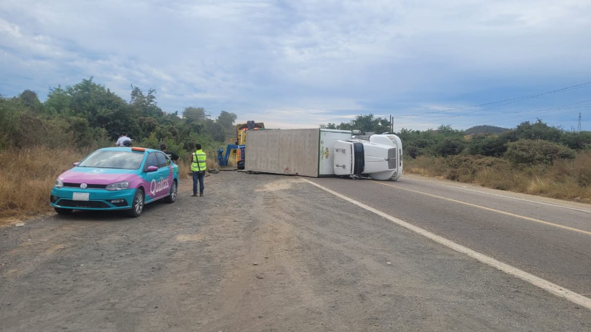 volcadura de trailer en el habal sinaloa seguros