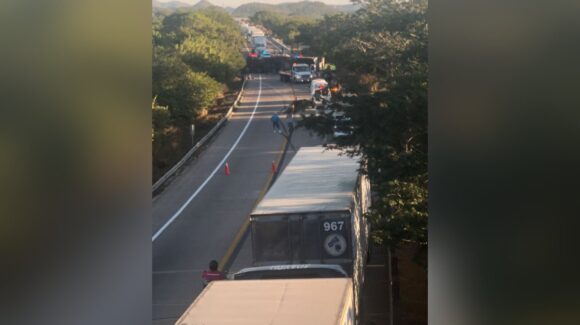 Volcadura de tráiler cargado con chatarra genera cierre parcial en la autopista Mazatlán–Tepic, en Sinaloa