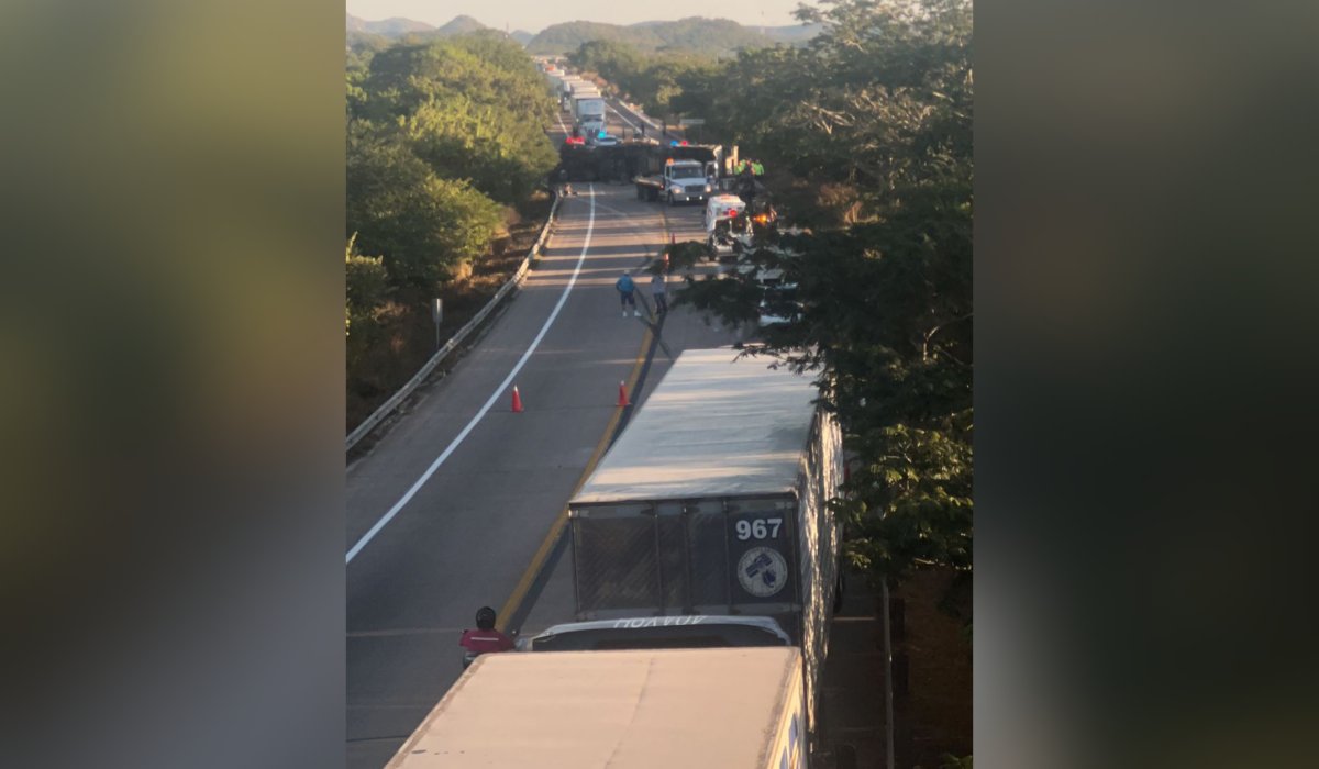 Volcadura de tráiler en la Mazatlán-Tepic