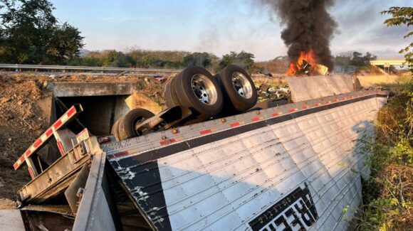 Volcadura e incendio de tráileres paraliza tramo de la autopista a El Rosario, Sinaloa