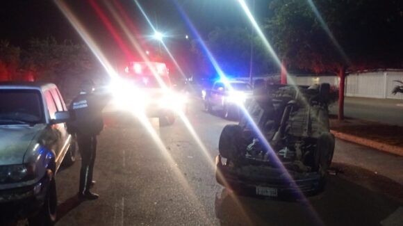 Fuerte accidente deja un vehículo volcado boca abajo en Guasave, Sinaloa