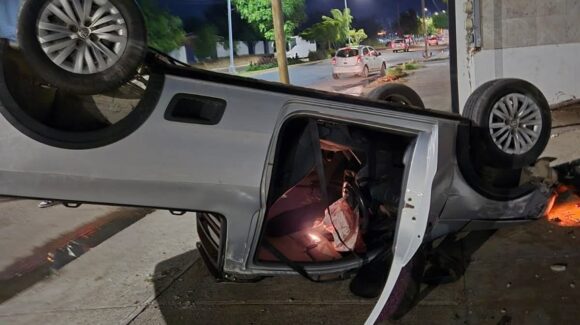 Se registra volcadura con severos daños materiales en avenida de la Marina, en Mazatlán