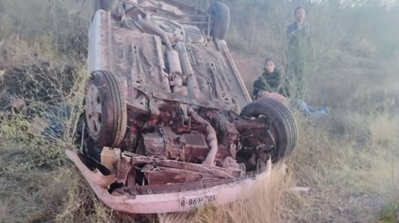 Un hombre sin vida y una mujer lesionada el saldo de una volcadura en Tetamboca, El Fuerte, Sinaloa