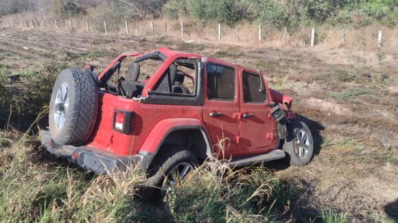 Cuatro personas resultan gravemente heridas en volcadura sobre la México 15, en Salvador Alvarado, Sinaloa