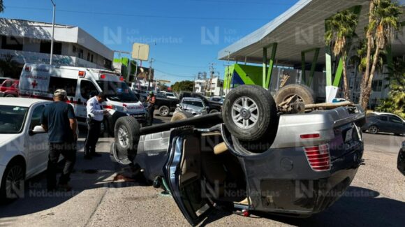 Dos personas lesionadas fue el saldo de una volcadura registrada el sector Centro de Los Mochis, Sinaloa