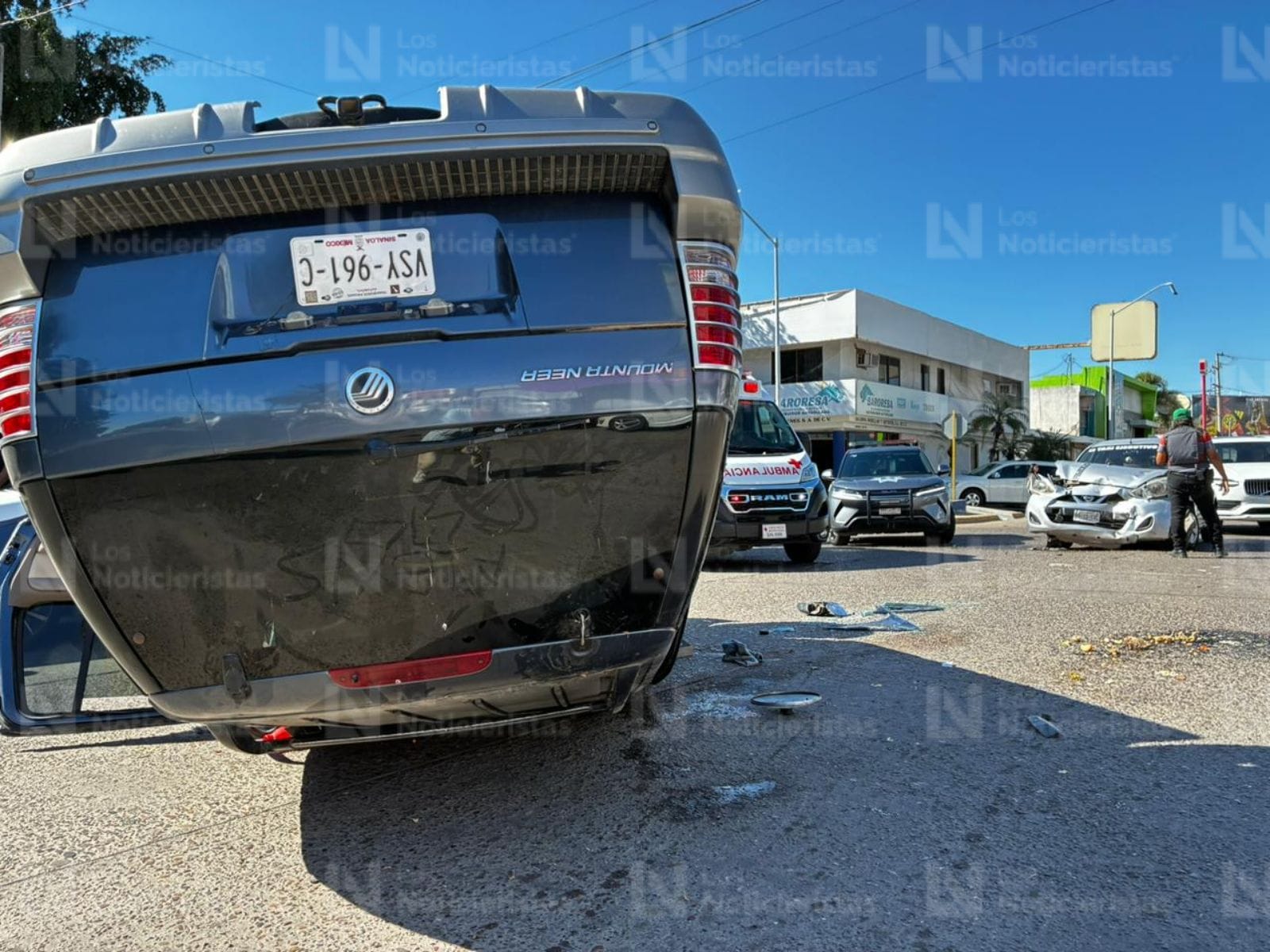 Volcadura registrada en el sector centro de Los Mochis