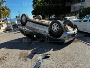 Volcadura registrada en el sector centro de Los Mochis