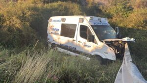 Una ambulancia volcó sobre la carretera Mazatlán-Culiacán