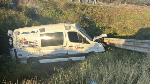 Ambulancia vuelca en la autopista Mazatlán-Culiacán y deja cuatro lesionados en La Cruz de Elota, Sinaloa