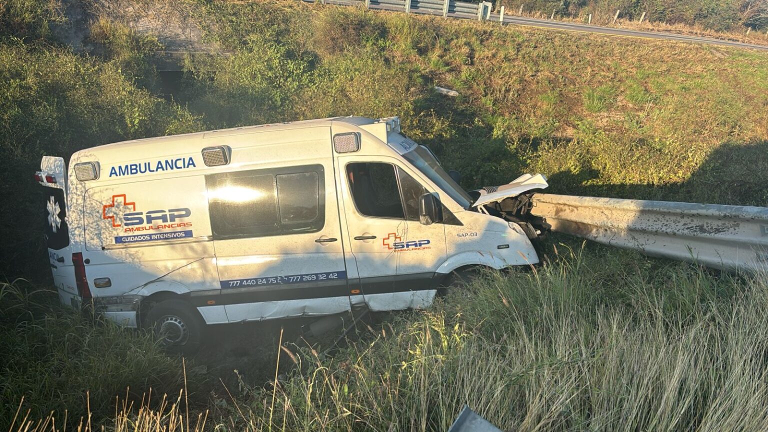 Una ambulancia volcó sobre la carretera Mazatlán-Culiacán