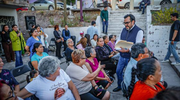 Pavimentación, alumbrado y mejora de servicios públicos, algunas de las peticiones que recibió Gámez Mendívil en la 5 de Mayo, Culiacán, Sinaloa