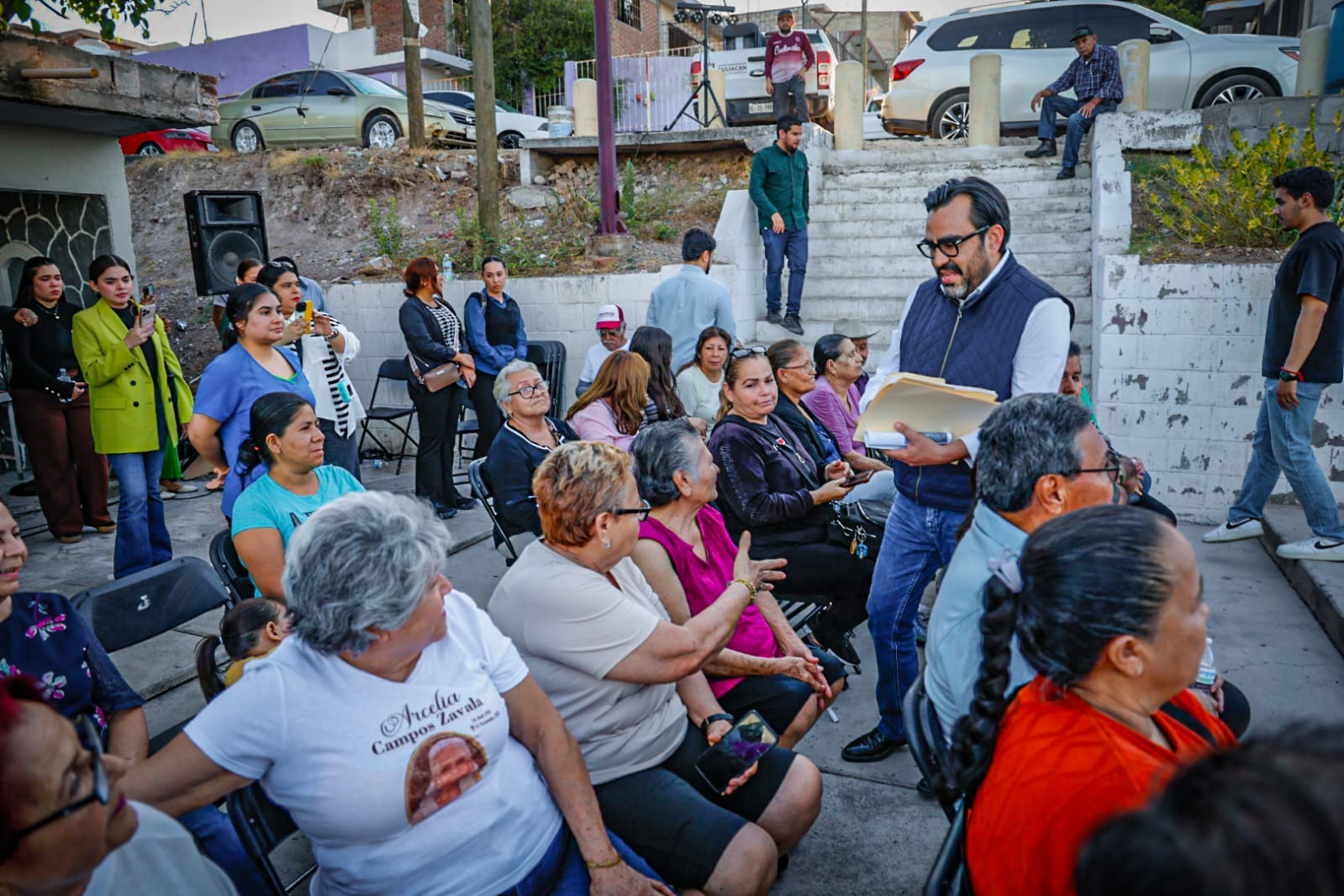 Pavimentación, alumbrado y mejora de servicios públicos, algunas de las peticiones que recibió Gámez Mendívil en la 5 de Mayo, Culiacán, Sinaloa