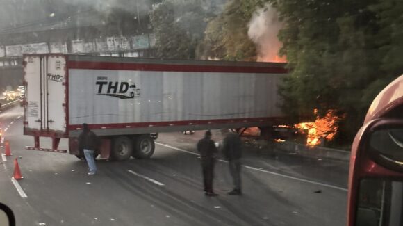 Tráiler se incendia tras choque en la México–Toluca y colapsa la vía hacia CDMX