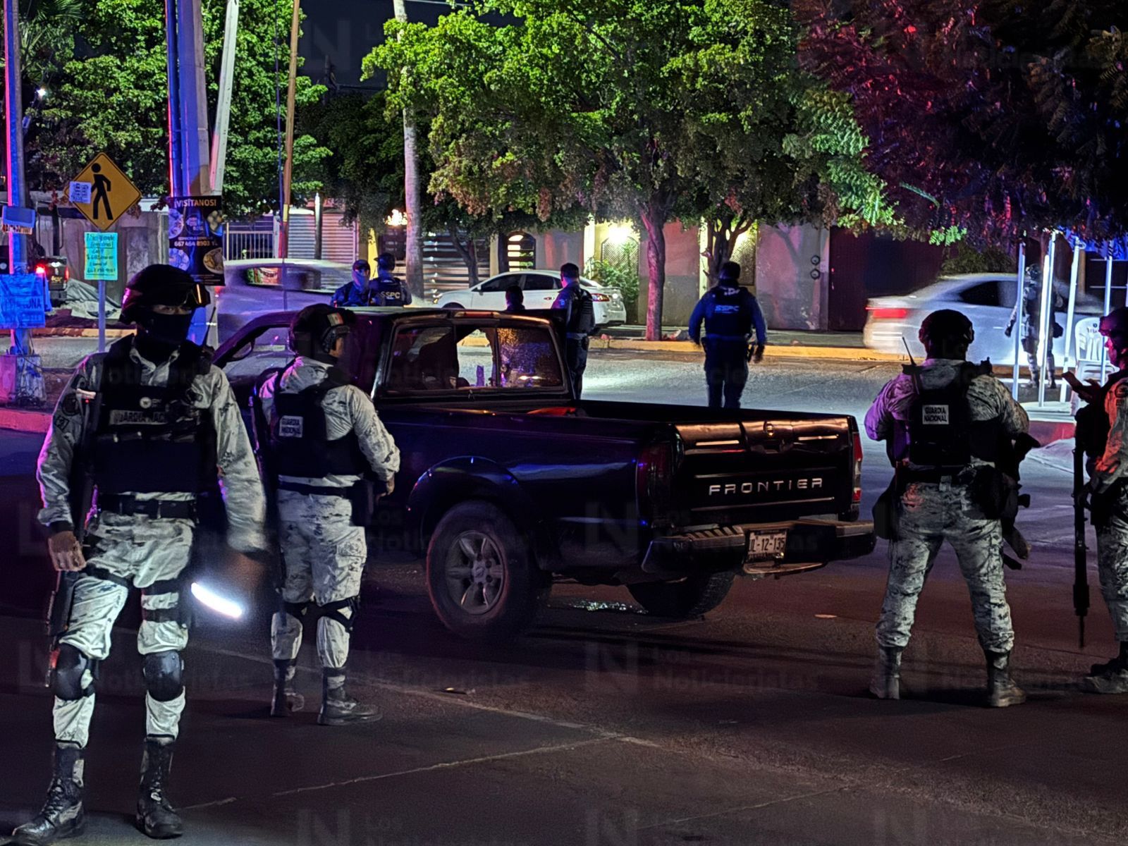 Atentado a balazos contra tripulantes de una Nissan Frontier deja dos personas heridas en la entrada de Los Ángeles en Culiacán