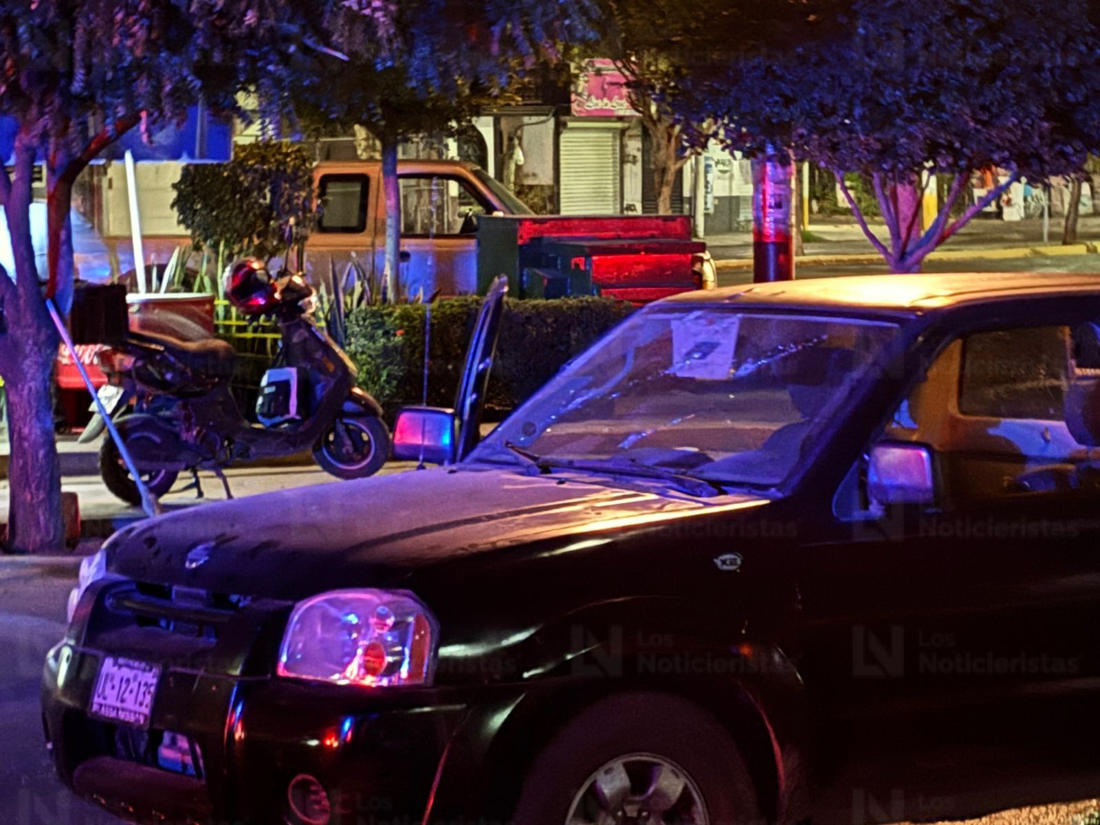 Atentado a balazos contra tripulantes de una Nissan Frontier deja dos personas heridas en la entrada de Los Ángeles en Culiacán