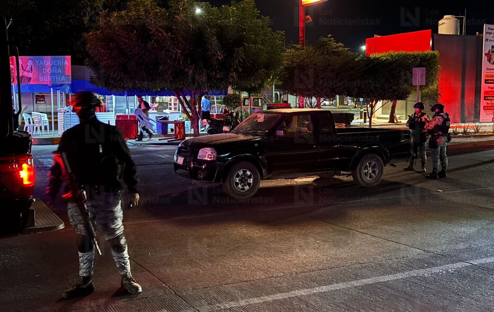 Atentado a balazos contra tripulantes de una Nissan Frontier deja dos personas heridas en la entrada de Los Ángeles en Culiacán