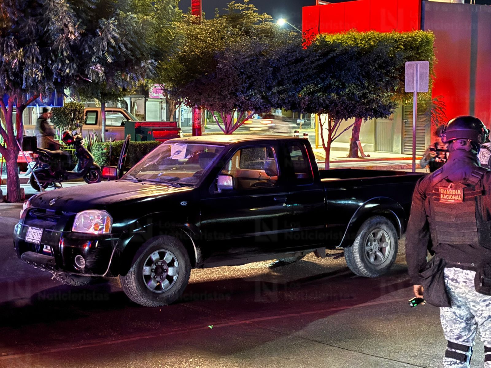 Atentado a balazos contra tripulantes de una Nissan Frontier deja dos personas heridas en la entrada de Los Ángeles en Culiacán