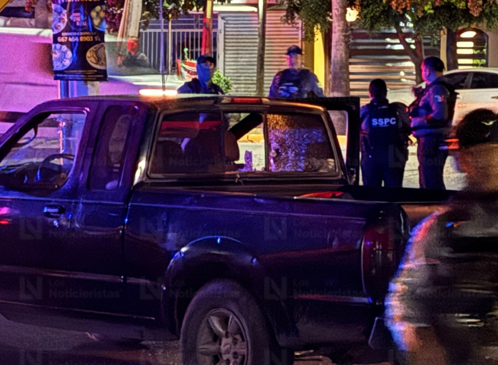 Atentado a balazos contra tripulantes de una Nissan Frontier deja dos personas heridas en la entrada de Los Ángeles en Culiacán
