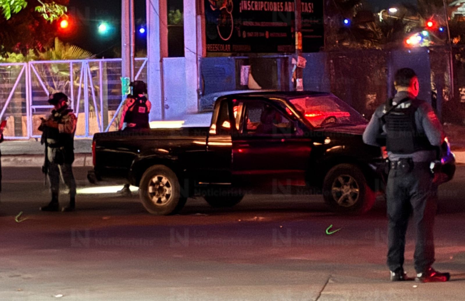 Atentado a balazos contra tripulantes de una Nissan Frontier deja dos personas heridas en la entrada de Los Ángeles en Culiacán