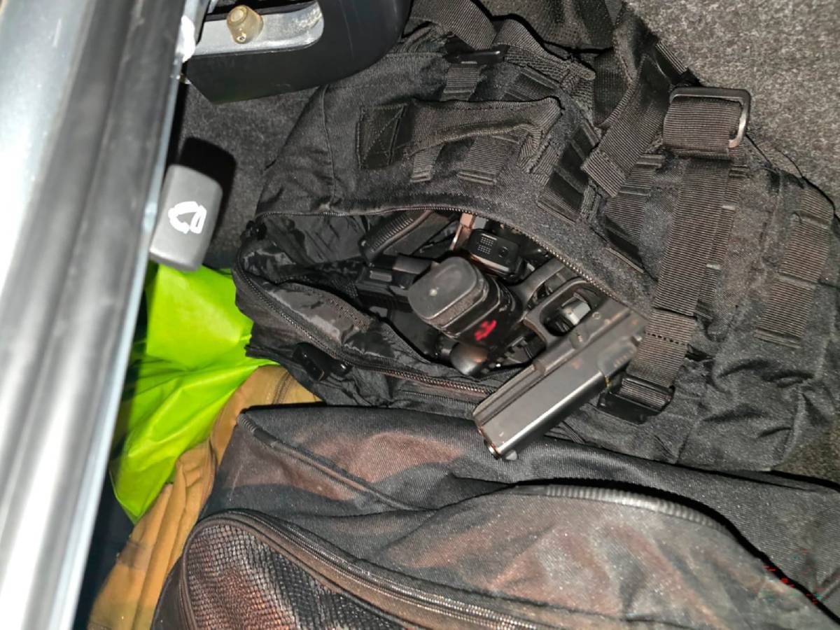 Autoridades federales aseguran arsenal en vehículo abandonado en Tijuana