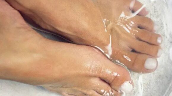El truco casero con agua caliente que mejora tu circulación y te relaja