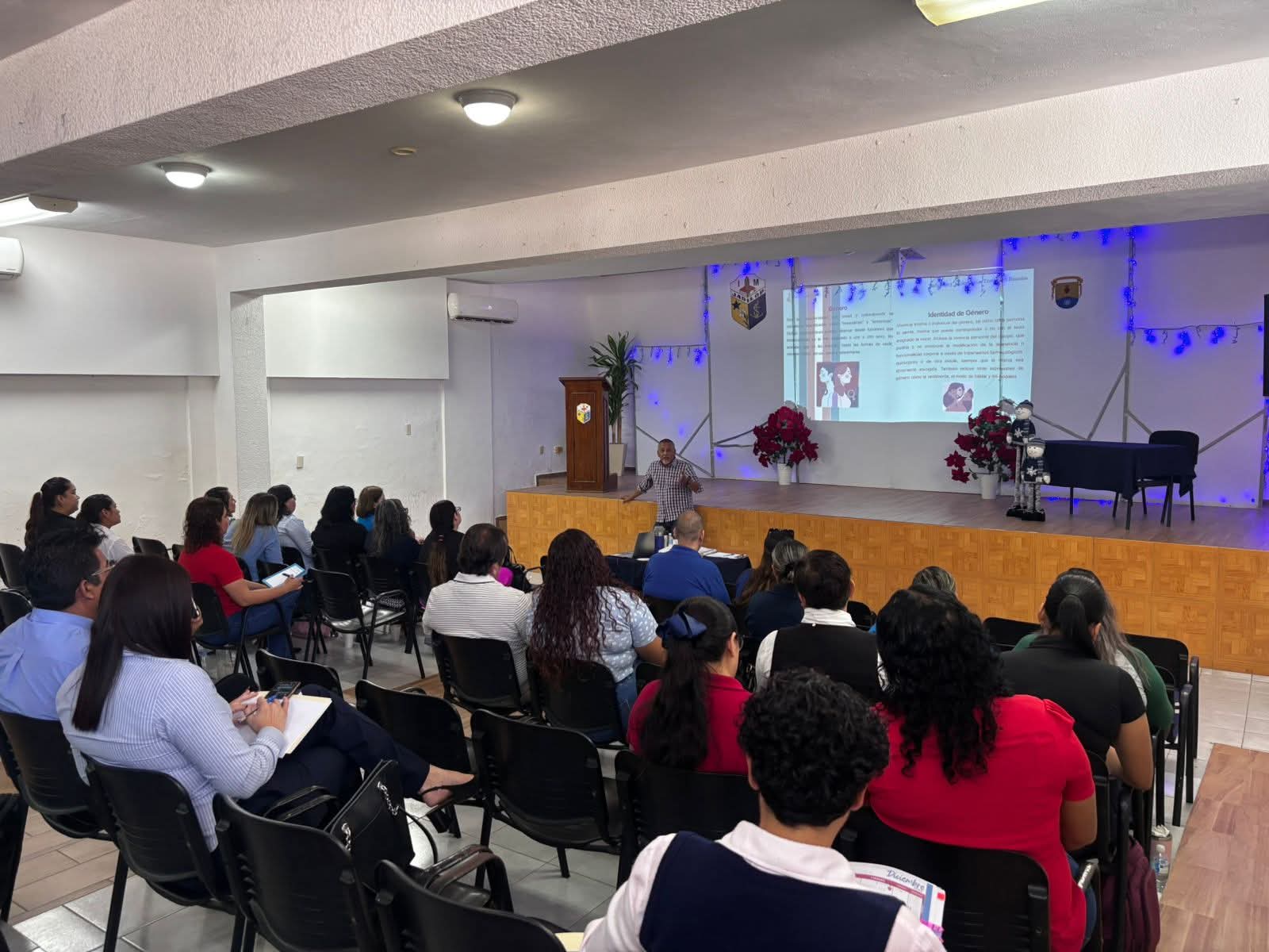 Capacitan a docentes y universidades en inclusión de infancias trans y no binarias en Mazatlán