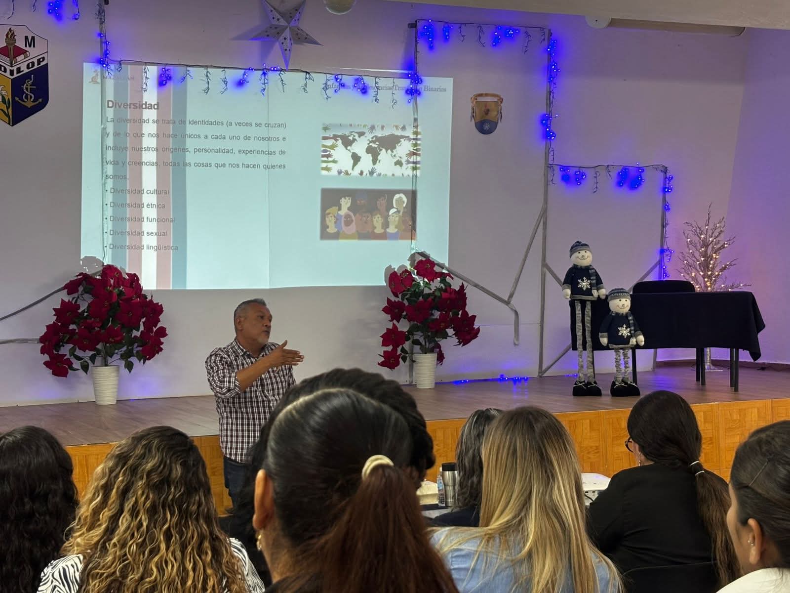 Capacitan a docentes y universidades en inclusión de infancias trans y no binarias en Mazatlán