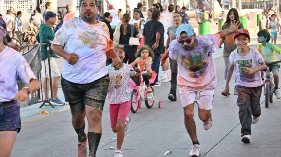 ¡Llenan de color el Malecón de Mazatlán, Sinaloa! Este domingo se realiza con éxito la Carrera Píntate 5K Mazatún
