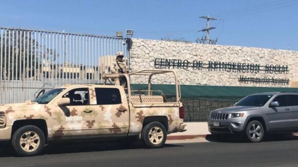 Confirman fuga de un recluso del Cereso 1 en Hermosillo; familiares bloquean bulevar De los Granaderos
