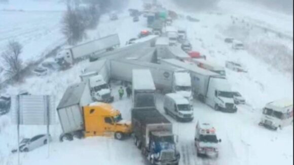 Choque múltiple en Michigan por intensa nevada involucra a un centenar de vehículos