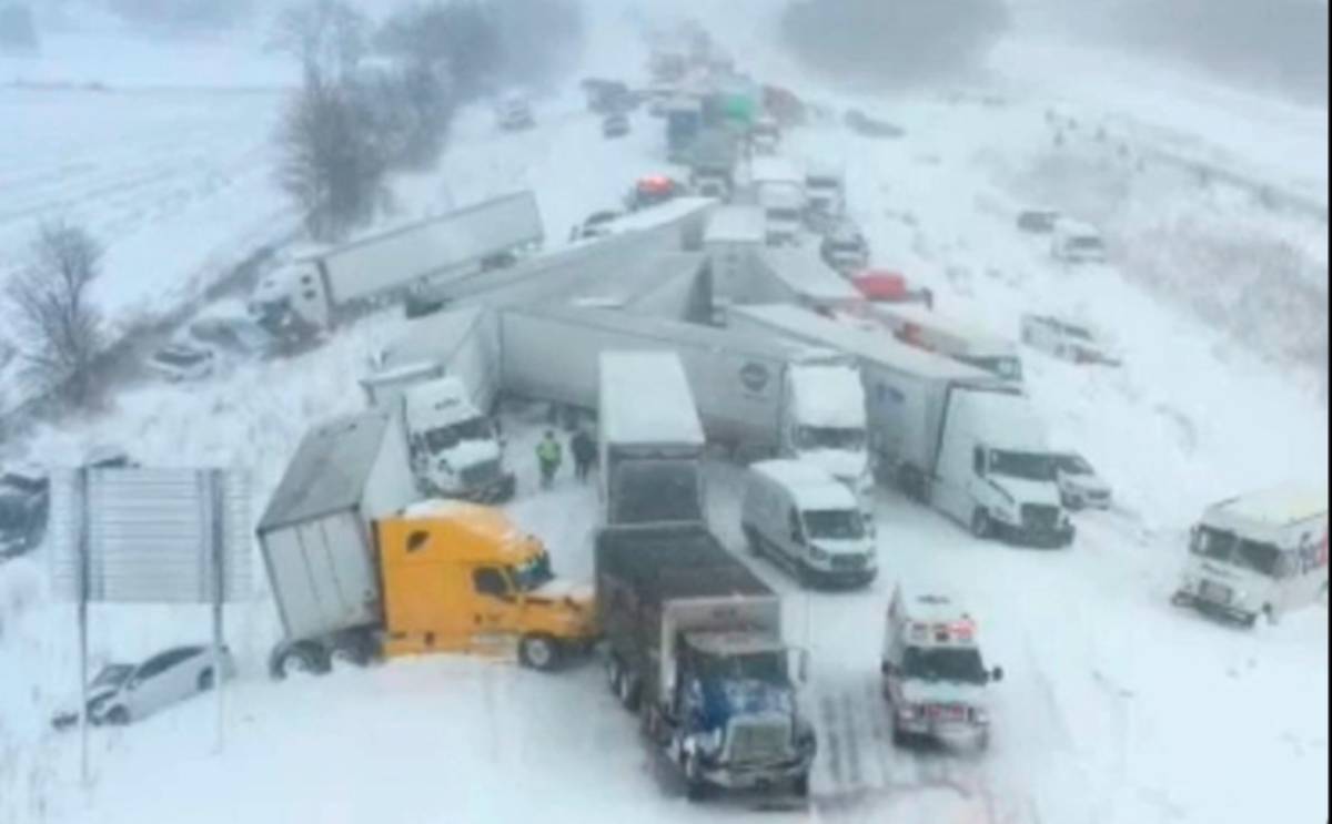Choque múltiple en Michigan por intensa nevada involucra a un centenar de vehículos
