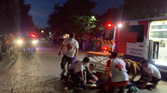 Choque vehicular en Tecomate, Guasave, Sinaloa, deja a un motociclista lesionado sobre el bulevar Central