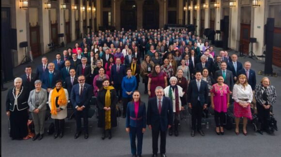 Claudia Sheinbaum se reúne en Palacio Nacional con cuerpo diplomático para hablar de planes hacia 2026