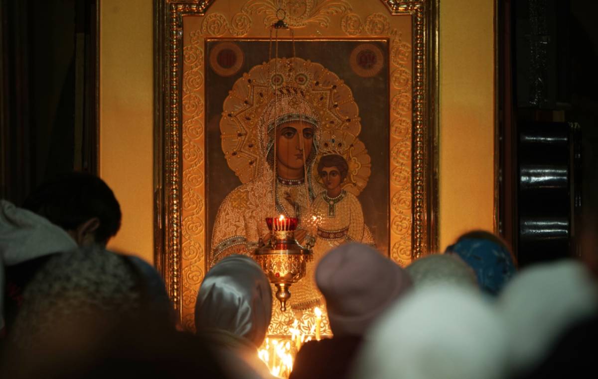 Creyentes ante la imagen de la Madre de Dios de Mariúpol durante la misa de Navidad en la catedral de San Nicolás de Mariúpol, Rusia.