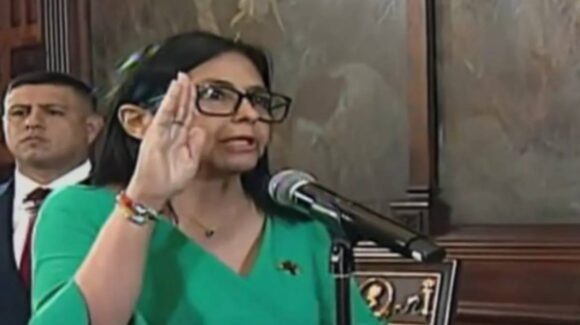 Delcy Rodríguez juró como presidenta interina de Venezuela; es la primera mujer en gobernar el país