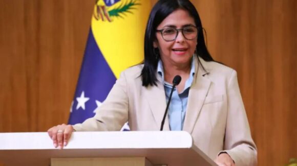 Ejército de Venezuela reconoce a Delcy Rodríguez como presidenta interina, pero ratifica lealtad a Maduro