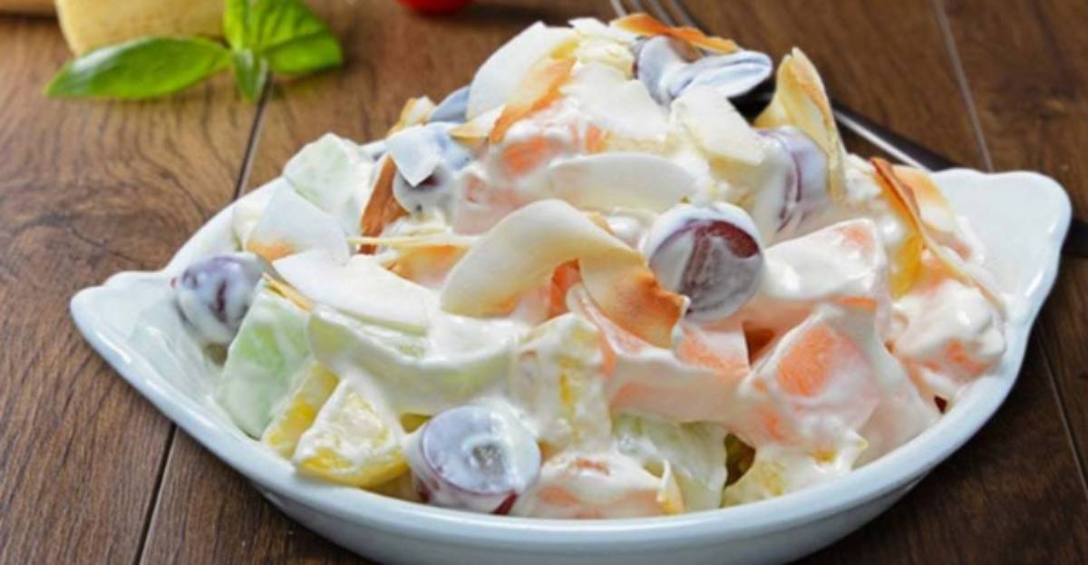Ensalada de frutas con yogurt natural