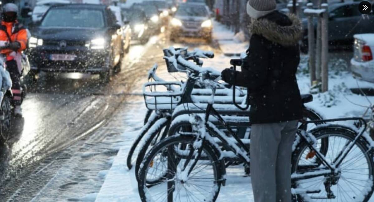 Fuertes nevadas colapsan Europa vuelos cancelados y bloqueos viales afectan a miles de pasajeros