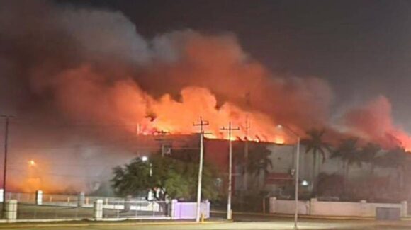 Incendio en maquiladora de Matamoros deja tres bomberos muertos