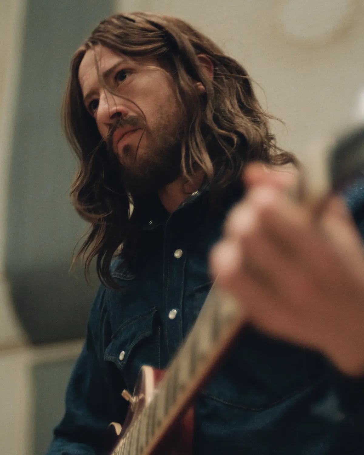 Joseph Quinn como George Harrison